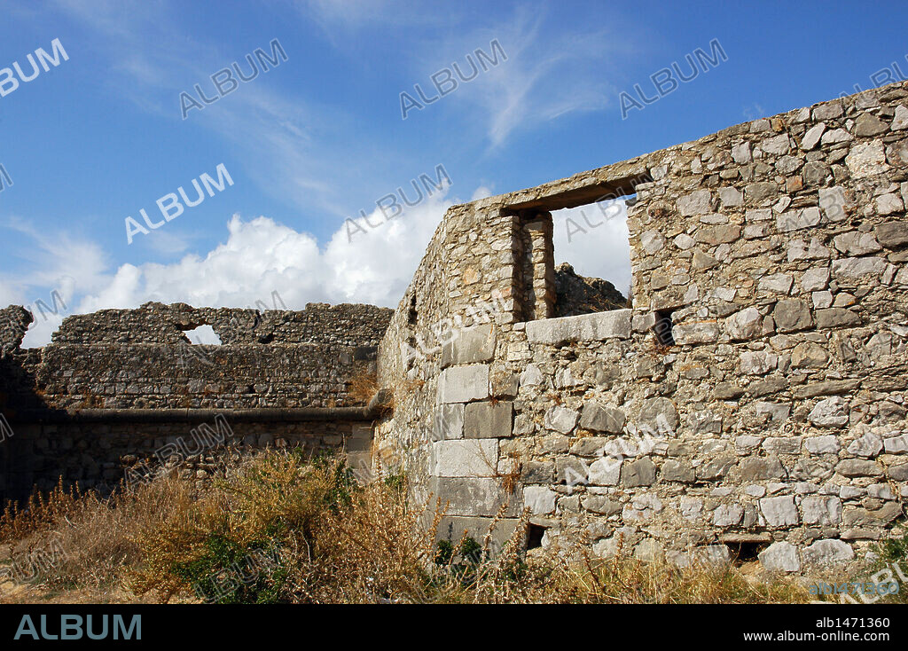 PORTUGAL. TAVIRA. Ruinas del castillo medieval, edificado por los árabes sobre un antiguo castro romano. Fue reconstruído y reforzado por el rey D. Dinis en el S. XIII. Situado en el Alto de Santa María. Monumento Nacional desde el año 1910. El Algarve.