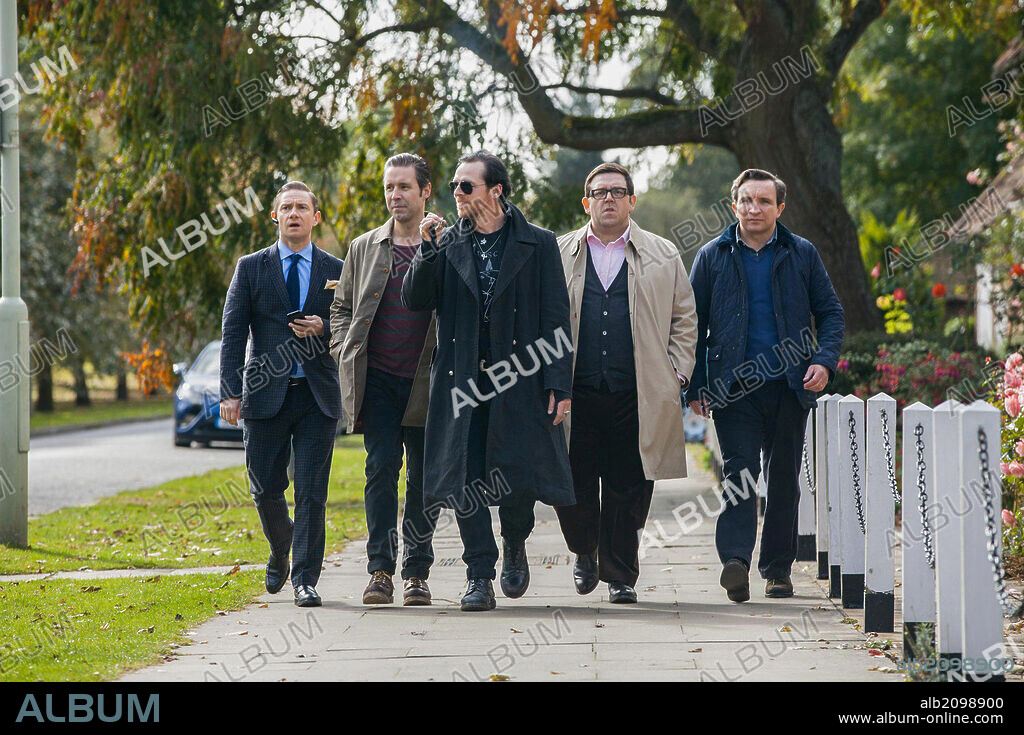 EDDIE MARSAN, MARTIN FREEMAN, NICK FROST, PADDY CONSIDINE y SIMON PEGG en BIENVENIDOS AL FIN DEL MUNDO, 2013 (THE WORLD'S END), dirigida por EDGAR WRIGHT. Copyright RELATIVITY MEDIA.