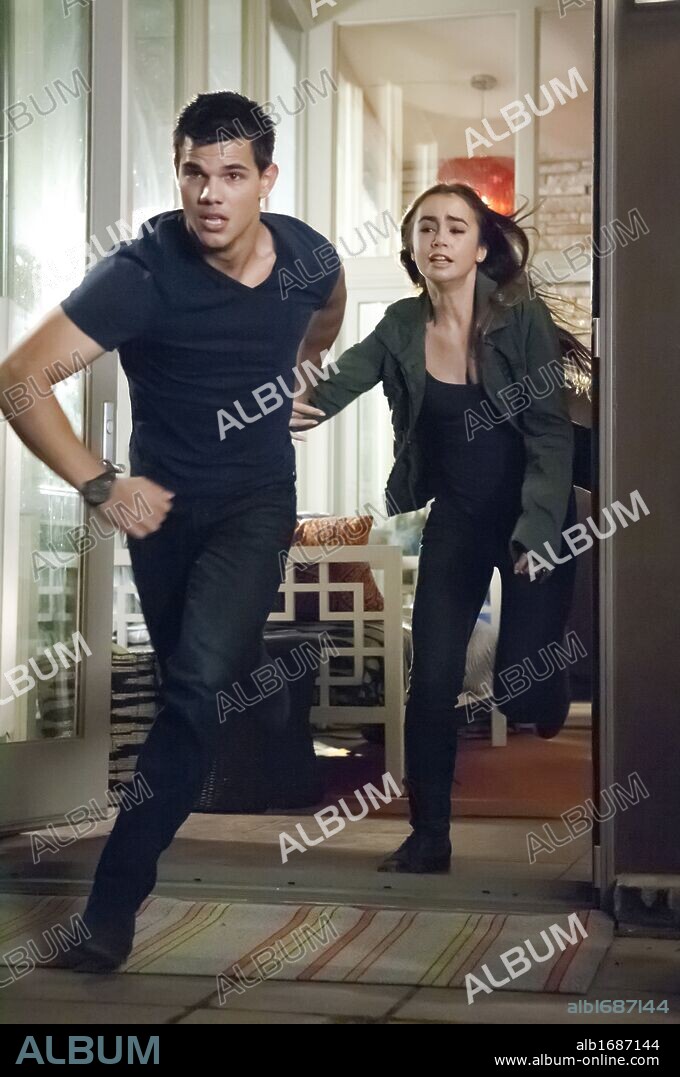 LILY COLLINS y TAYLOR LAUTNER en SIN SALIDA, 2011 (ABDUCTION), dirigida por JOHN SINGLETON. Copyright VERTIGO ENTERTAINMENT.
