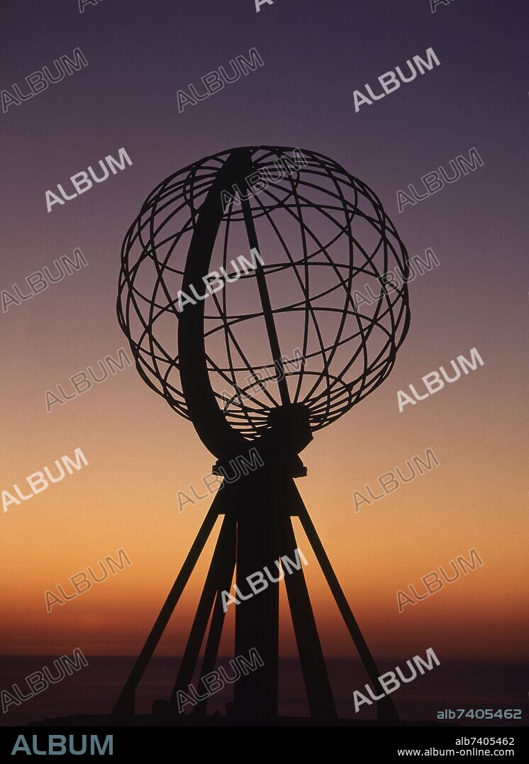 MONUMENTO AL GLOBO TERRAQUEO - SOL DE MEDIANOCHE.