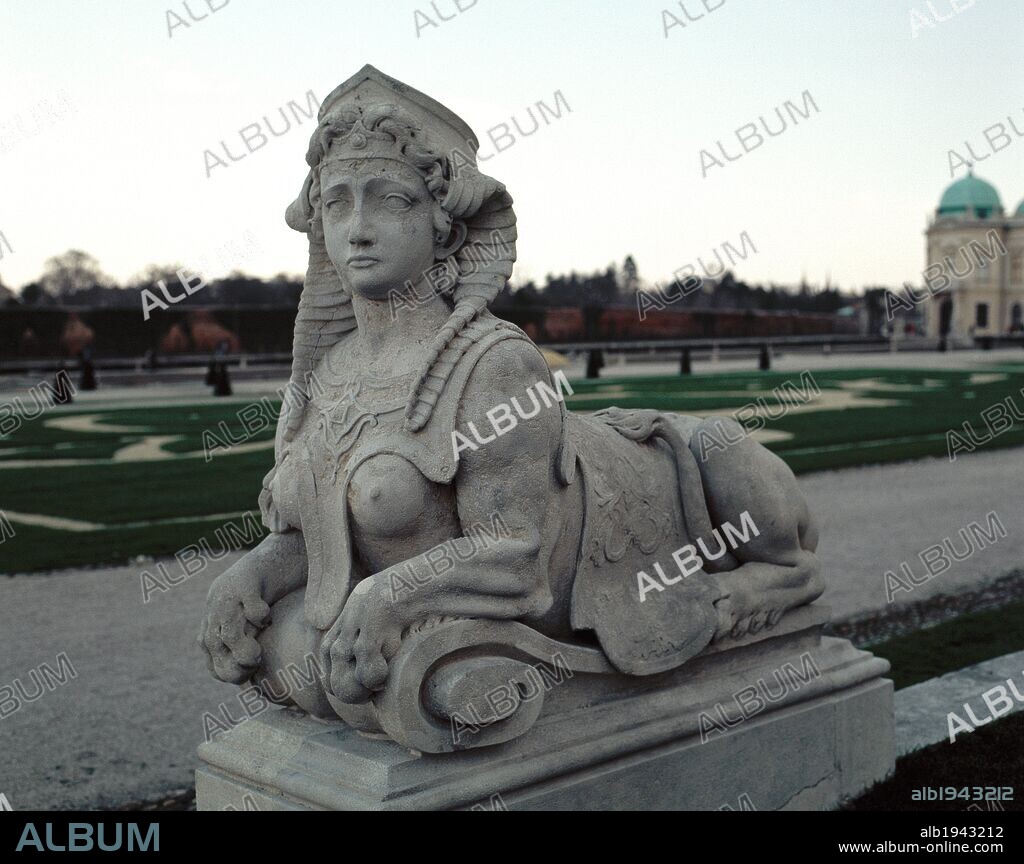 ARTE BARROCO. AUSTRIA. PALACIO BELVEDERE. Vista de una de las estatuas de ESFINGES que se encuentran en el jardín francés, diseñado por Dominique Girard, en el nivel más alto, que representa el Olimpo. Con sus cuerpos de león y cabezas humanas, representan la fuerza y la inteligencia. VIENA.