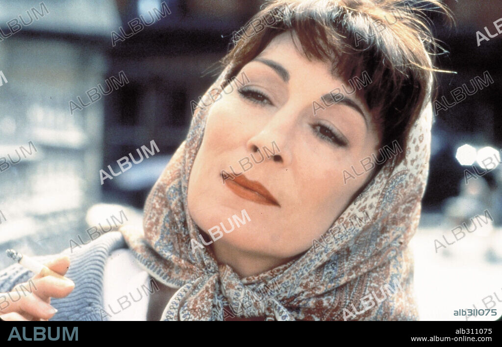 ANJELICA HUSTON en AGNES BROWNE, UN SUEÑO HECHO REALIDAD, 1999 (AGNÈS BROWNE), dirigida por ANJELICA HUSTON. Copyright HELL'S KITCHEN PRODUCTION.