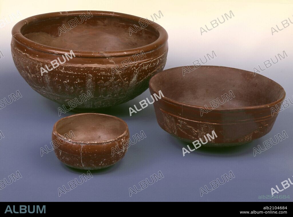 CUENCOS DE CERAMICA ROMANA, TERRAS SIGILLATAS HISPANICAS. PROCEDENTES DE LA VILLA ROMANA DE VILLAVERDE BAJO. (DEPOSITO: MUSEO MUNICIPAL DE MADRID).