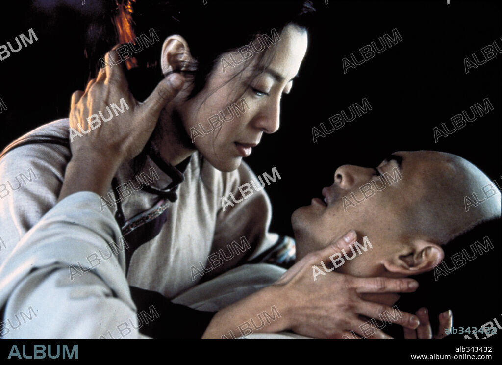 CHOW YUN-FAT and MICHELLE YEOH in CROUCHING TIGER, HIDDEN DRAGON, 2000 (WO HU CANG LONG), directed by ANG LEE. Copyright COLUMBIA TRI STAR.