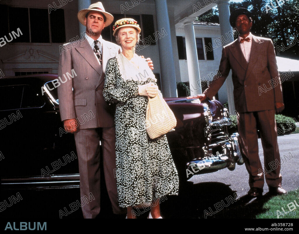 DAN AYKROYD, JESSICA TANDY and MORGAN FREEMAN in DRIVING MISS DAISY, 1989, directed by BRUCE BERESFORD. Copyright The Zanuck Company.