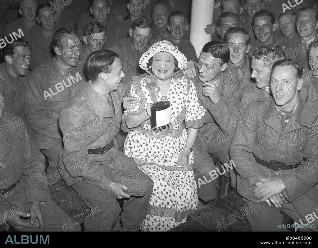 Göteborg september 1940. Beredskapssoldater med Zara Backman (27.10.1875 - 14.09.1949). Revyskådespelerska. Född i Göteborg. Verkade hos Axel Engdahl från 1908. Gjorde också fem filmroller. Foto: Kamerareportage. *** Local Caption *** . KAMERAREPORTAGE.