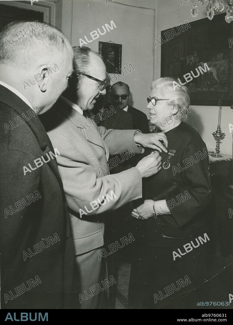 Madrid, 03/28/1962. María Jesús Manuela Ayuso de Arranz, whose son Manuel was murdered by the Marxists in 1936, receiving the Medal of Honor and Merit from the National Delegation of Former Captives.