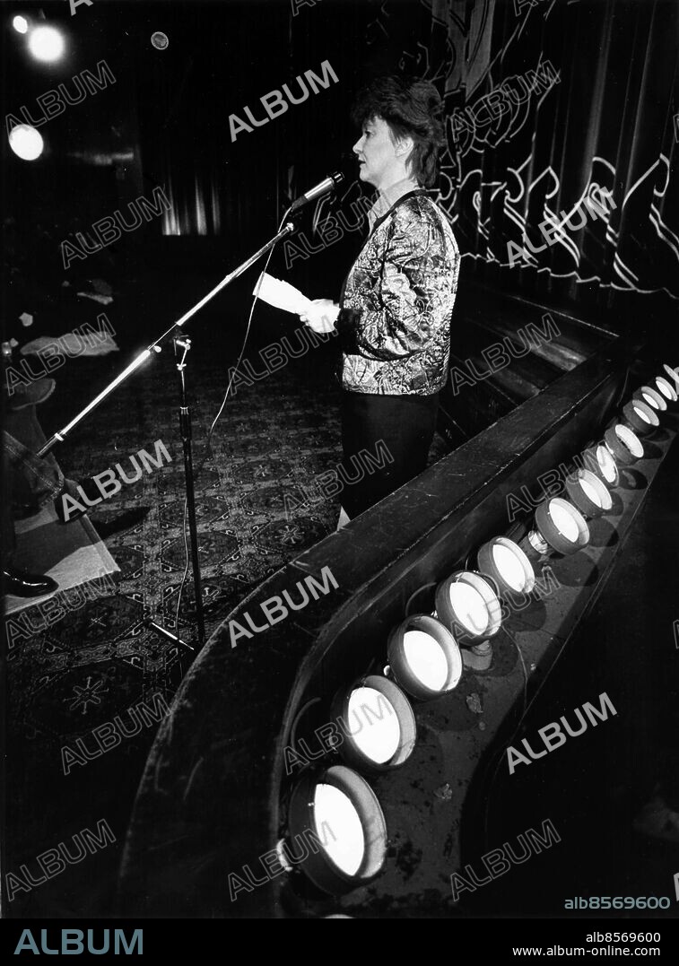 Göteborg 1992-01-31. Birgit Friggebo - folkpartist - bostadsminister 1976-1982 och 1991 samt kulturminister 1991-1994 - friggeboden - Här ses hon på biografen Draken under den 15:e Göteborg Film festival *** Local Caption *** GP Foto: Sören Håkanlind. Kamerareportage.