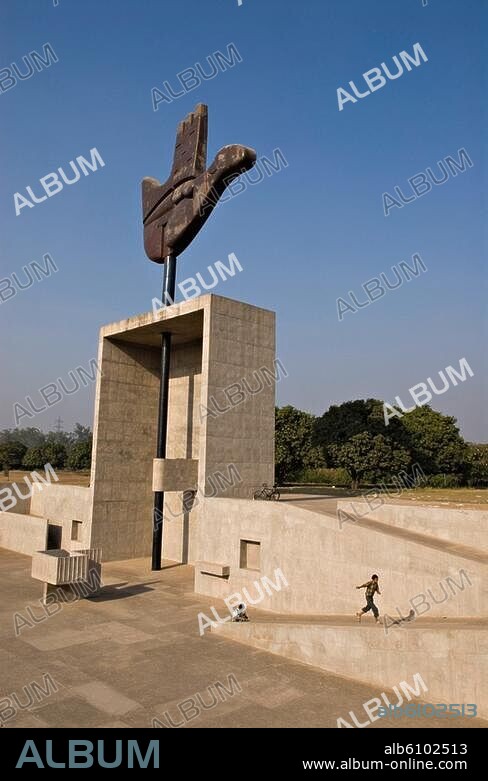 Chandigarh (Hauptstadt von Punjab und Haryana, Indien), (1951-64 nach Plänen des Architekten Le Corbusier erbaut), Open Hand Monument (erbaut 1985 nach Plänen von Le Corbusier von 1951).-Ansicht.-Foto, 25.11.2007.