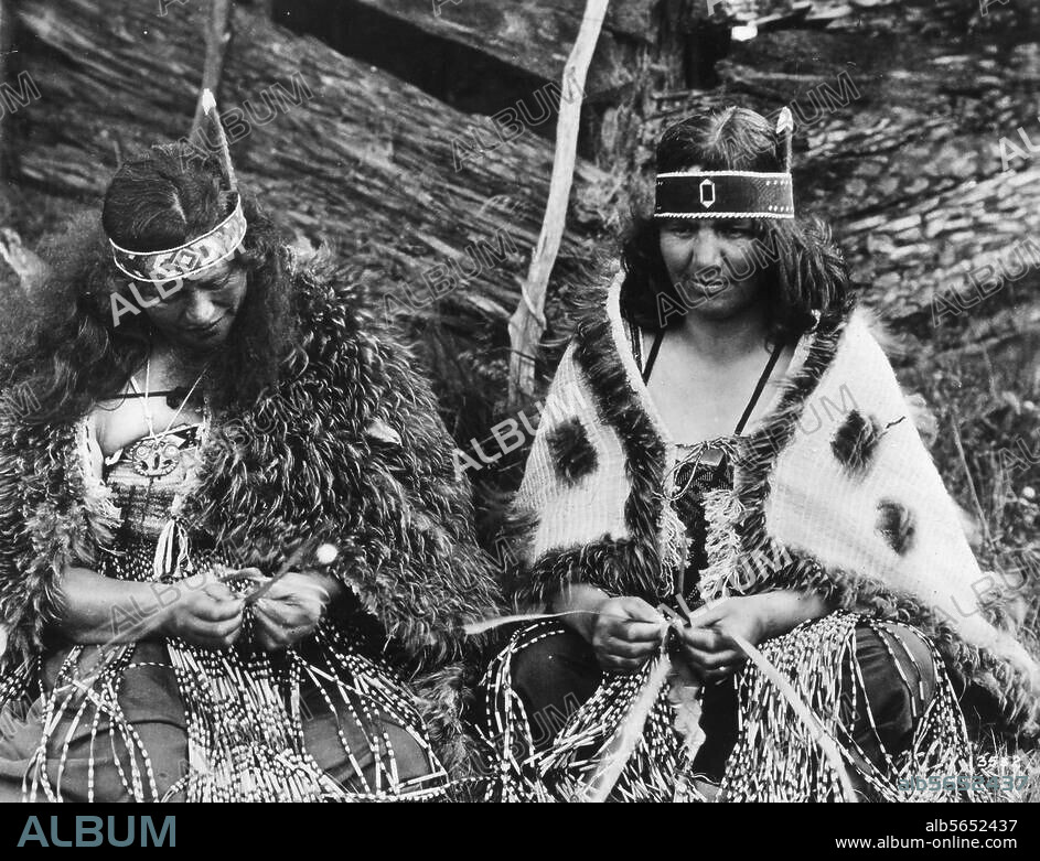 Völkerkunde:. Ozeanien / Neuseeland. Maori-Frauen beim Flechten von Flachs. Foto, um 1920.