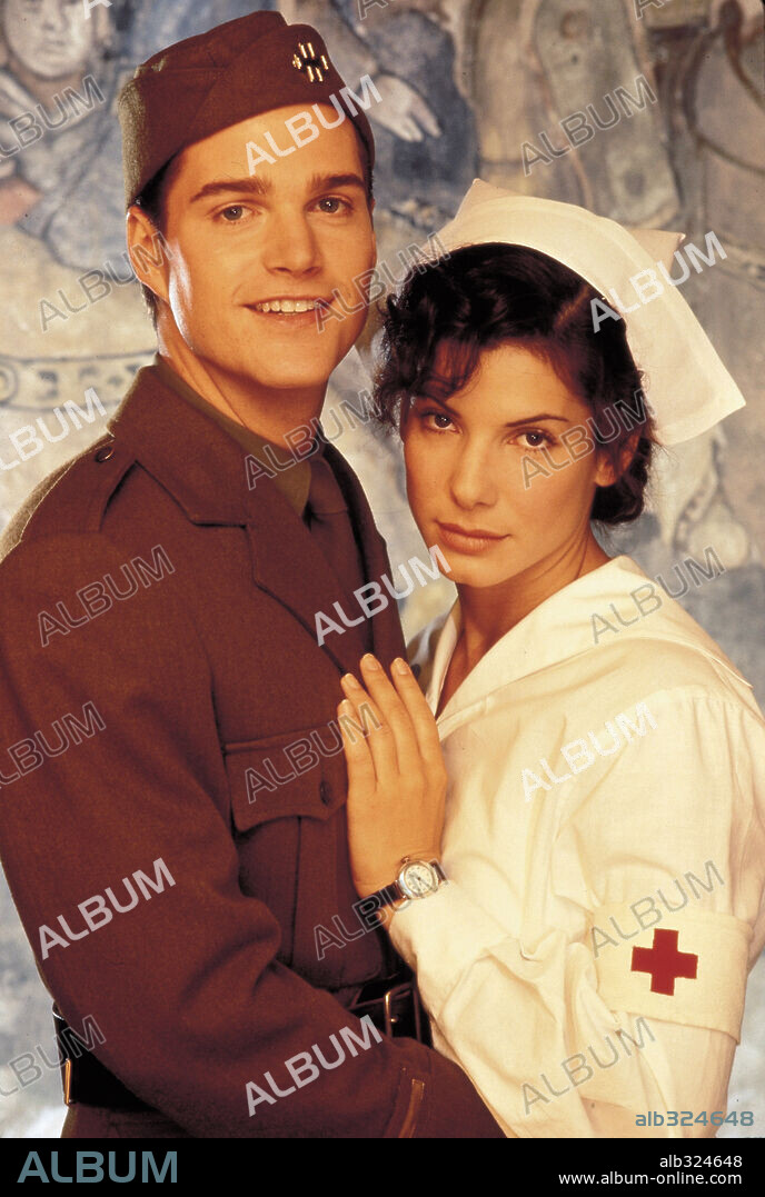 SANDRA BULLOCK, ERNEST HEMINGWAY und CHRIS O'DONNELL. CHRIS O'DONNELL und SANDRA BULLOCK in IN LOVE AND WAR, 1996, unter der Regie von RICHARD ATTENBOROUGH. Copyright NEW LINE CINEMA / BAILEY, ALEX.