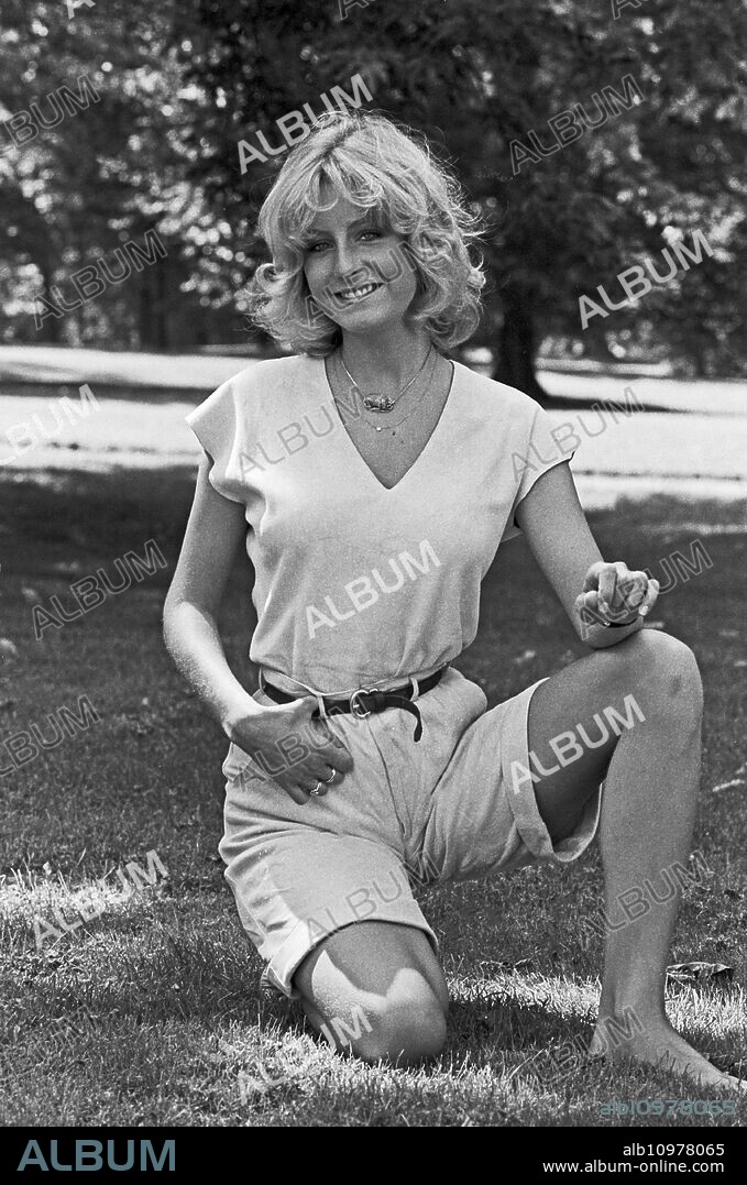German actress Carolin Ohrner presenting the latest summer fashion, Gemany around 1983.