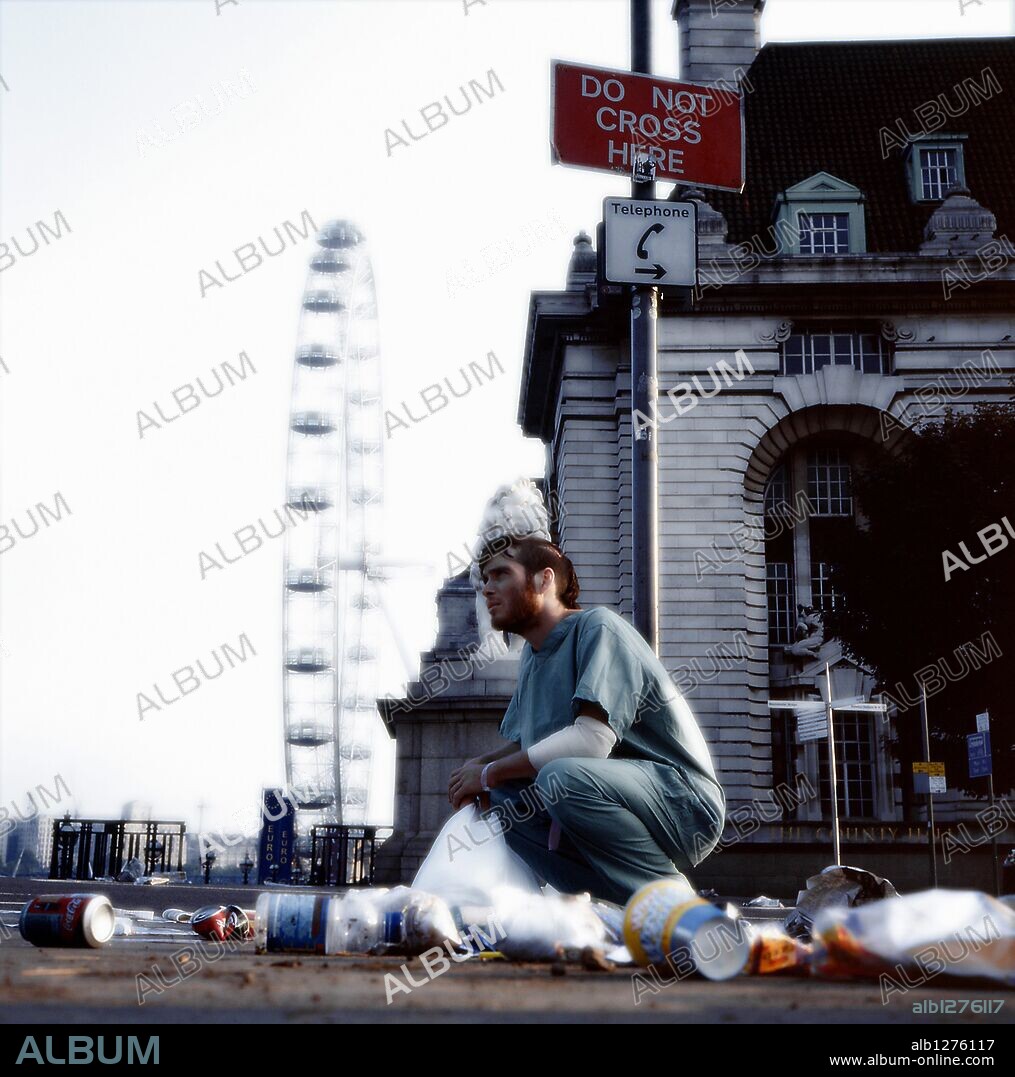 CILLIAN MURPHY in 28 DAYS LATER.. ., 2002, directed by DANNY