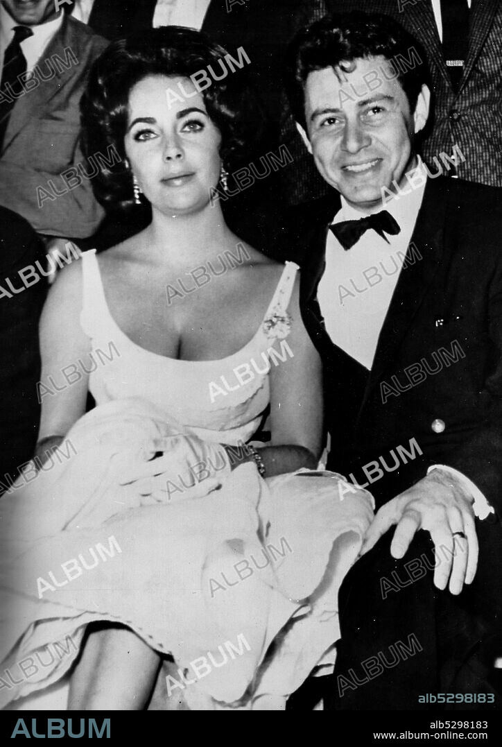 Elizabeth taylor. eddie fisher. 1960. (Photo by: Marka/Universal Images Group via Getty Images).