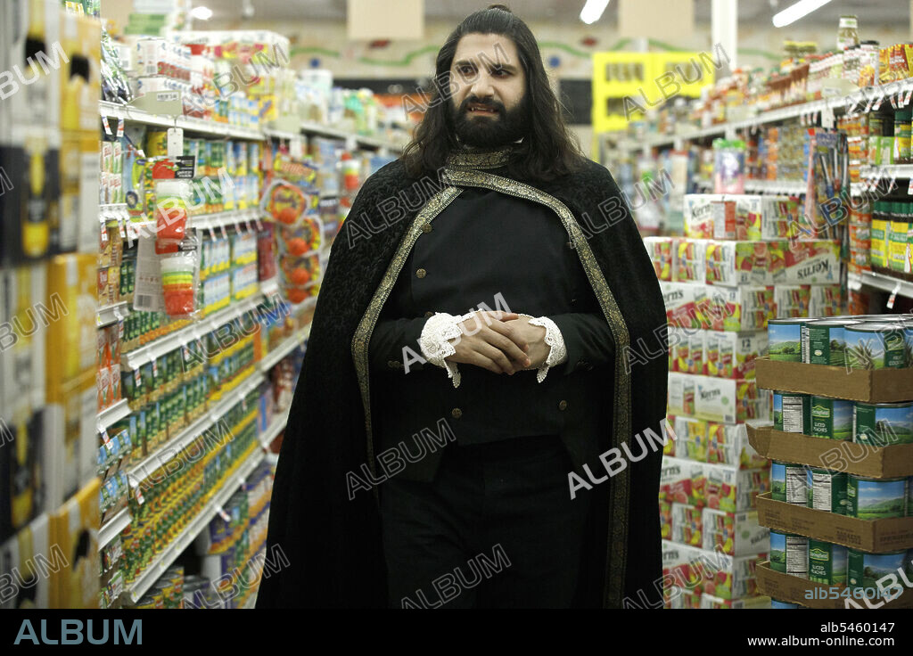 KAYVAN NOVAK en LO QUE HACEMOS EN LAS SOMBRAS, 2019 (WHAT WE DO IN THE SHADOWS), dirigida por JASON WOLINER, JEMAINE CLEMENT, LIZA JOHNSON y TAIKA WAITITI. Copyright FX PRODUCTIONS.