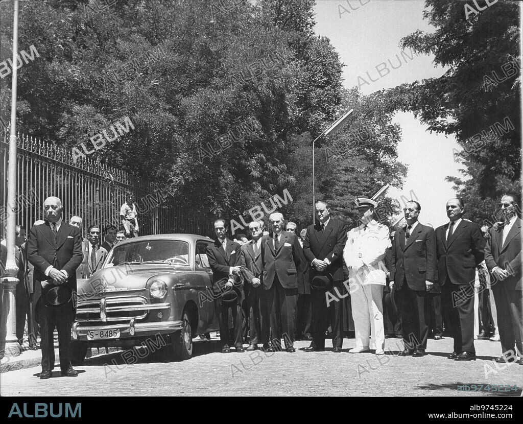 July 1959. Official presidency of the burial of D. Agustín de Foxá, Count of Foxá. On the left, Juan Ignacio Luca de tena.