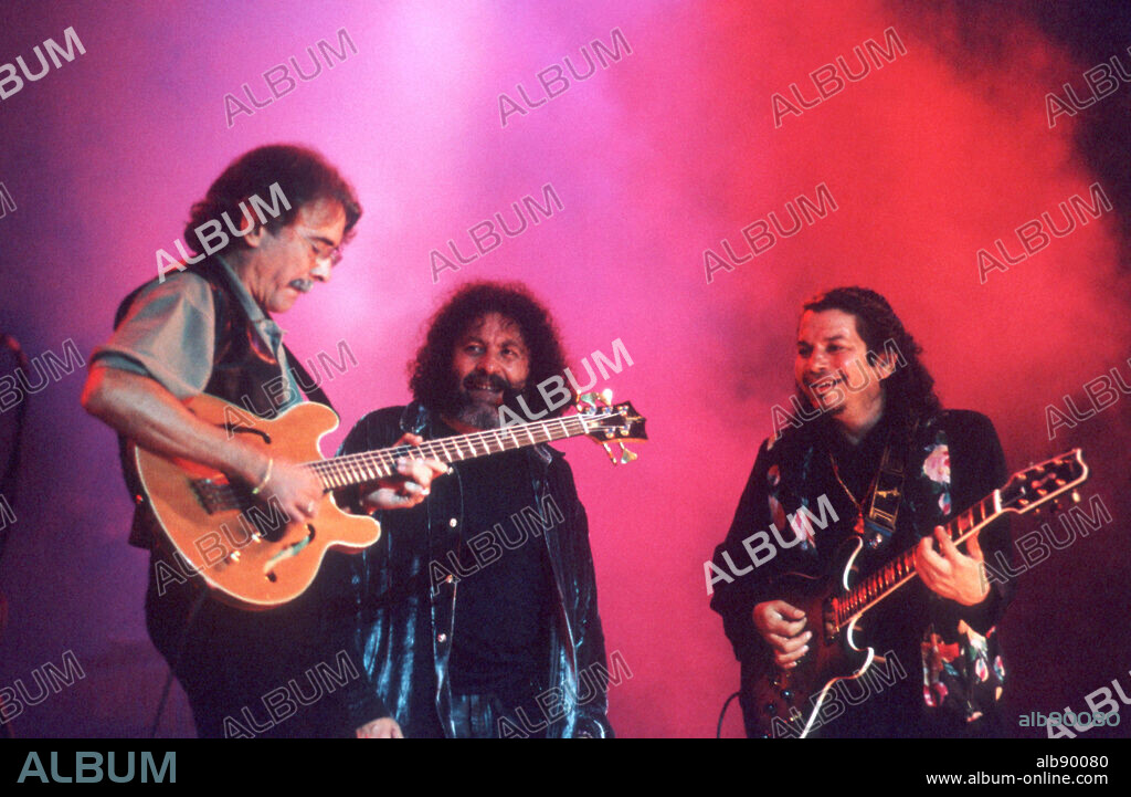 El guitarrista español Raimundo Amador, el músico español Diego Carrasco y el bajista español Carles Benavent en una actuación.