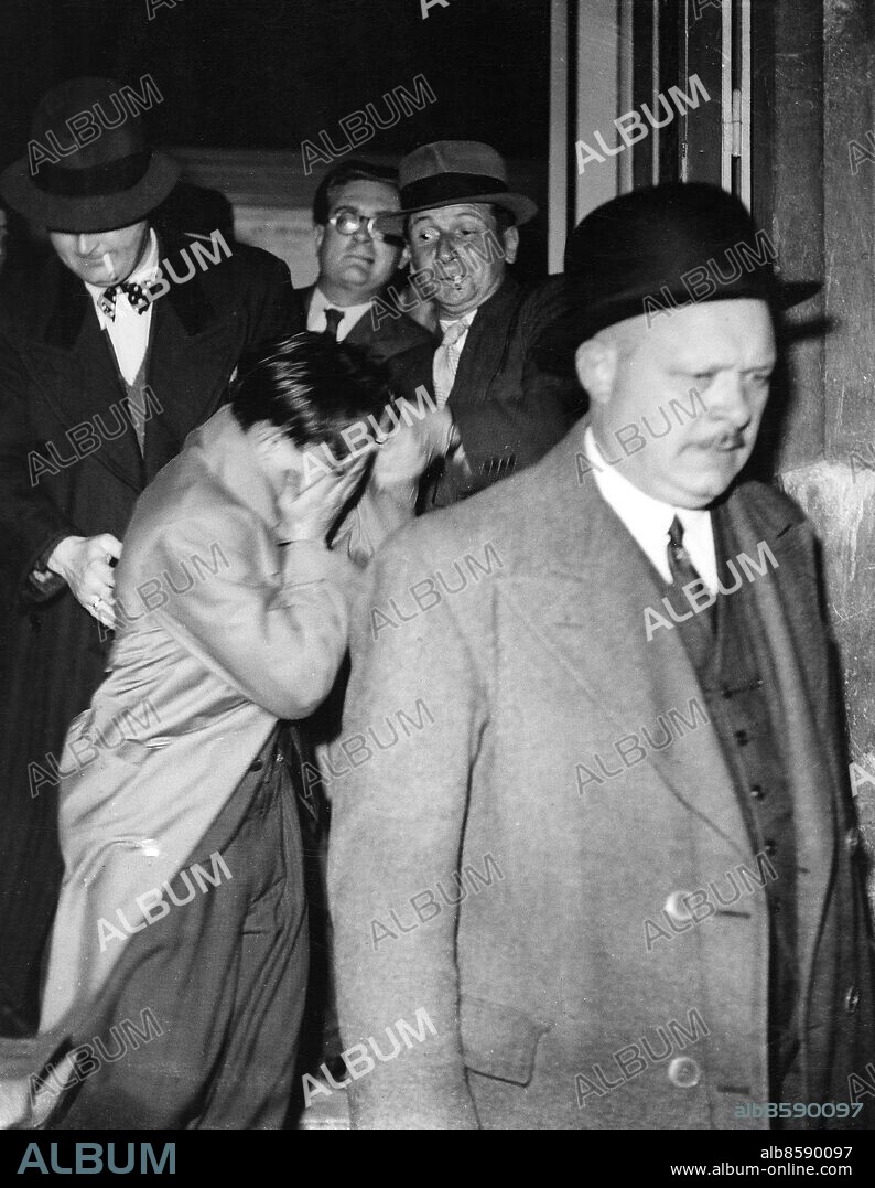 FRANKRIKE PARIS 1938-11-07. Orig. bildtext... Paris.- Un sujet polonais, Grynsdau-Herschel-Feibel, a très grièvement blessé ce matin un des secrétaires de l'Ambassade d'Allemagne à Paris. Le mobile de cet acte est que le polonais " voulait venger ses coréligionnaires ". Voici un cliché pris dans des circonstances assez mouvementées. Le polonais dissimule son visage à notre reporter tandis que des policiers (...)'aspect robuste, retiennent d'une (...)oigne sévère le meurtrier. (...)u premier plan le commissaire Badin qui reflechit à l'orientation de son (...)nquête. Foto: AB Text & Bilder / SVT / Kod: 5600 Mapp: Attentat Attentatet mot tyske legationssekreteraren i Paris, vom Rath 1938 4270C H Grynszpan, 1921-?, polsk jude som flytt från Tyskland till Frankrike. Mordet på ambassadtjänstemannen användes av nazisterna som motiv till genomförandet av Kristallnatten. Bildserier Fotoreportage Dölja ansiktet persons: HERSCHEL GRYNSZPAN sites: FRANKRIKE;PARIS.