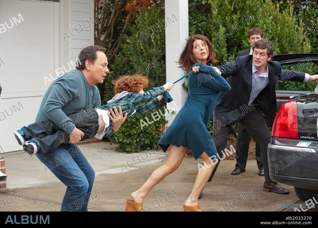 BILLY CRYSTAL, KYLE HARRISON BREITKOPF, MARISA TOMEI y TOM EVERETT SCOTT en ABUELOS AL PODER, 2012 (PARENTAL GUIDANCE), dirigida por ANDY FICKMAN. Copyright WALDEN MEDIA / CARUSO, PHILLIP.