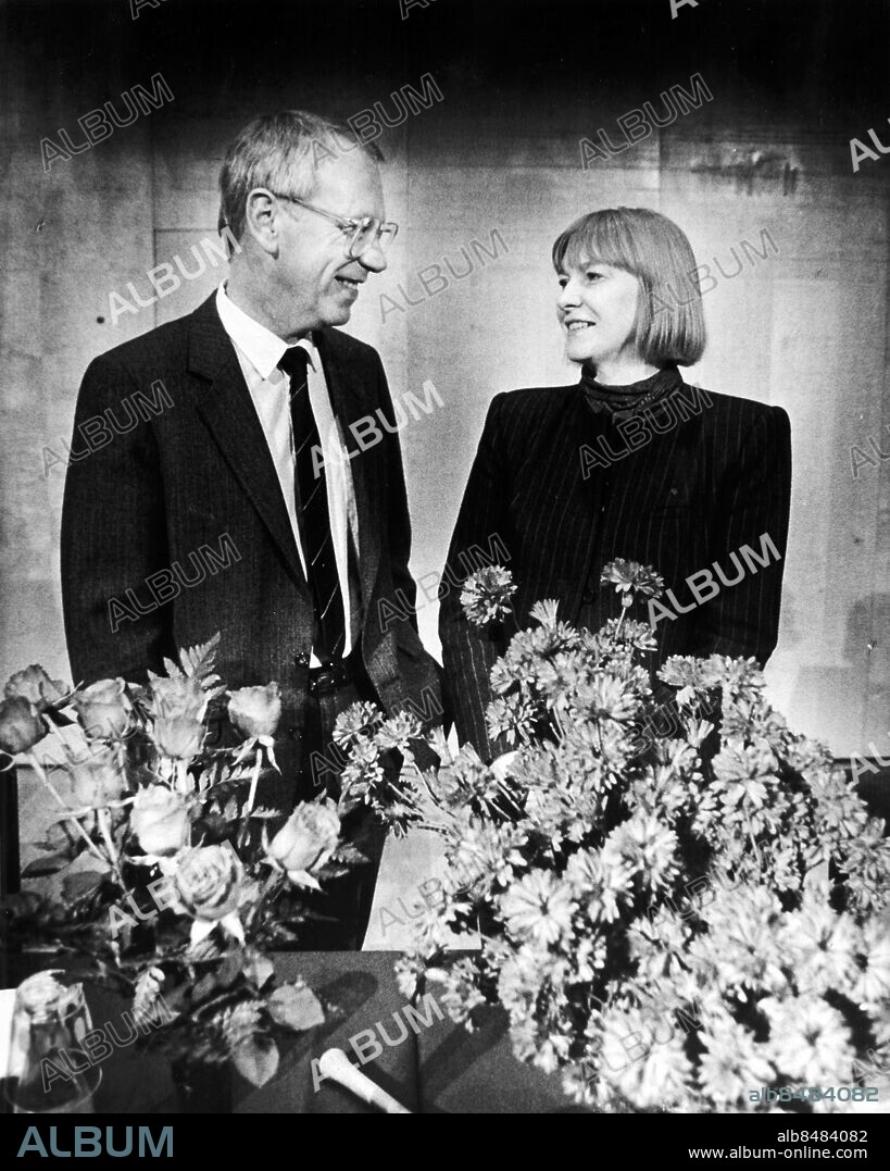 1987-03-16. Birgit Friggebo - folkpartist - bostadsminister 1976-1982 och 1991 samt kulturminister 1991-1994 - friggeboden - på bilden tillsammans med Stig Malm - ordförande i Landsorganisationen LO *** Local Caption *** GP Foto: Sören Håkanlind. Kamerareportage.