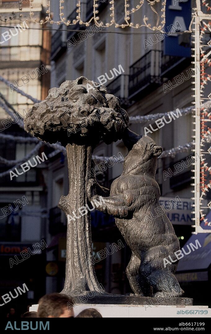 ESTATUA DEL OSO Y EL MADROÑO SIMBOLO DE LA CIUDAD DE MADRID SITUADO EN LA CALLE DEL CARMEN DESDE EL AÑO 1986 HASTA EL AÑO 2009.
