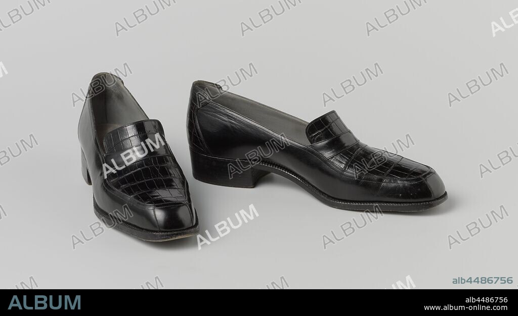 Slip-on shoe made of black leather with a tongue of black crocodile leather, Right slip-shoe of black leather with a tongue of black crocodile leather. Model with straight nose and flat heel. Black leather side panels extend to the nose, which has two seams. Under the instep over the tongue a band of black leather. Gray leather lining, except for the tongue on the instep: black lined. Inner sole with golden print. Address (on the insole): A.VAN GOETHEM 15 RUE DE NAMUR / PRES LA PLACE ROYALE BRUXELLES., A. van Goethem, Brussels, c. 1960 - c. 1970, geheel, l 26 cm × w 8.5 cm × h 10 cm.
