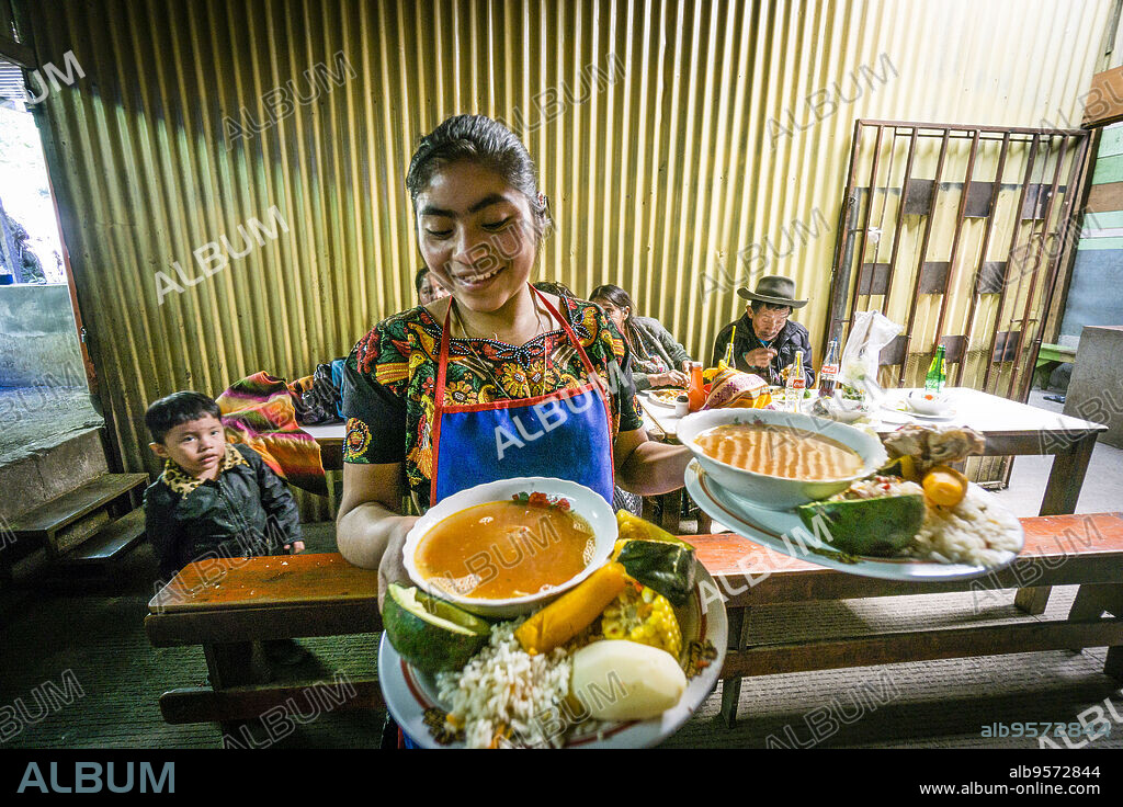 restaurante casero en el mercado tradicional, Sololá, departamento de Sololá, Guatemala, Central America.
