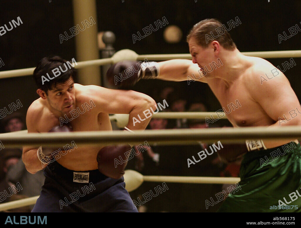 ART BINKOWSKI y RUSSELL CROWE en CINDERELLA MAN, 2005, dirigida por RON HOWARD. Copyright UNIVERSAL PICTURES / KRAYCHYK, GEORGE.