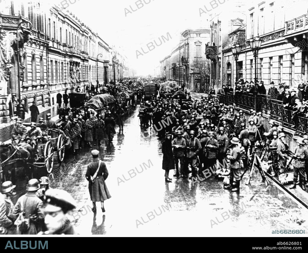 View of Berliner Street during the Kapp putsch.
The Kapp putsch was a right-winged attempt under Wolfgang Kapp and General W. Freiherr von Lüttwitz and lastet from the 13th to the 17th of March in 1920. It was the first attack on the young, German democracy. The government had to escape to Dresden and Stuttgart, but in the end the putsch failed, since the population followed the call of the labour unions for a general strike. 29/02/1920