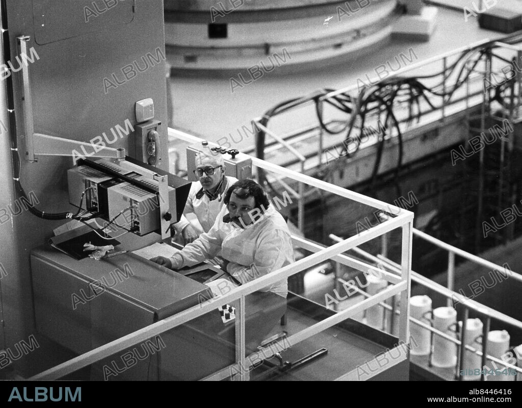 19800411 - Göran Egemalm håller i en knapp på manöverbordet i Forsmark. Etiketten Fälldin-läge har flyttats från noll till start nu när ettan laddas efter två års väntan. Även Forsmark 2 har fått laddningstillstånd, bara ett halvår efter ettan. Till vänster en okänd man från Asea Atom. Foto: Lars Nyberg Kod: 34 COPYRIGHT SCANPIX SWEDEN.