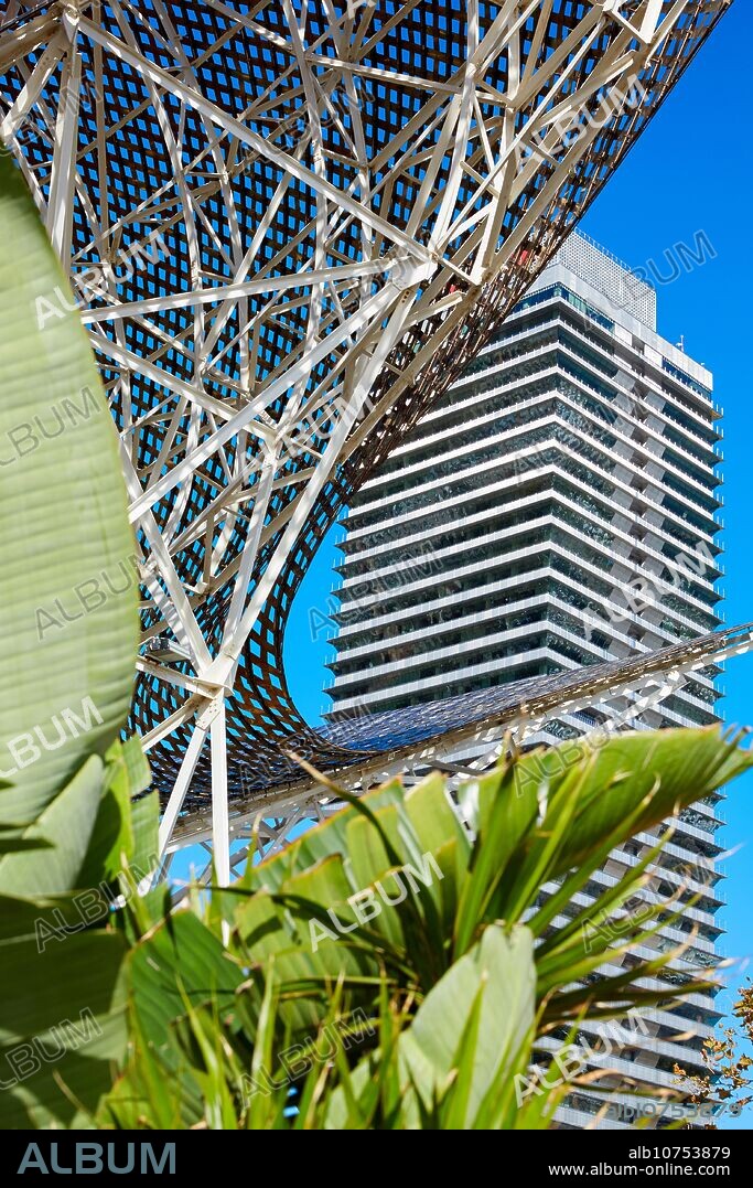 Mapfre tower, Sculpture ´Fish´ of Frank Gehry, Puerto Olimpico, Olympic Harbour, Barcelona. Catalonia, Spain.