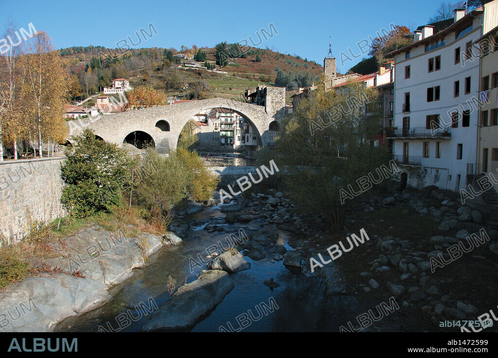CATALUÑA. CAMPRODON. Vista general del "PONT NOU" (PUENTE NUEVO), construido sobre el río Ter entre los siglos XII-XIII. Comarca del Ripollés. Provincia de Girona. Cataluña.