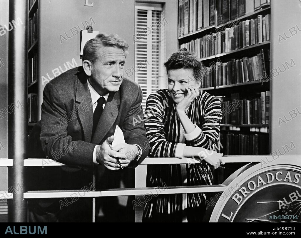 KATHARINE HEPBURN y TRACY SPENCER. KATHARINE HEPBURN y SPENCER TRACY en SU OTRA ESPOSA, 1957 (DESK SET), dirigida por WALTER LANG. Copyright 20TH CENTURY FOX.