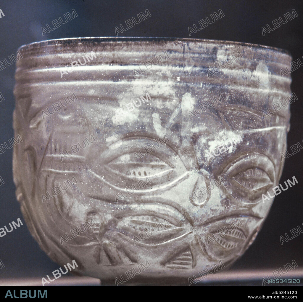 'Vas de Besalú' siglo IX-X, Vidrio soplado en molde, Persia. Museu d'Art de Girona.