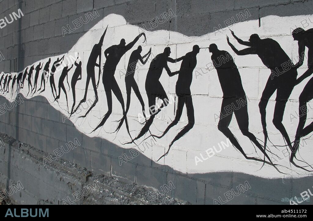 Ilustración de siluetas humanas danzando con raíces en los pies, figuras negras sobre fondo blanco, graffiti mural, plaza de las glorias; distrito San Martin, Barcelona en 2014.