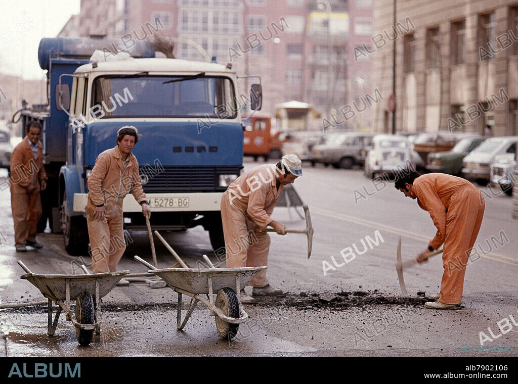 OBREROS REPARANDO UNA CALLE - FOTO AÑOS 70.