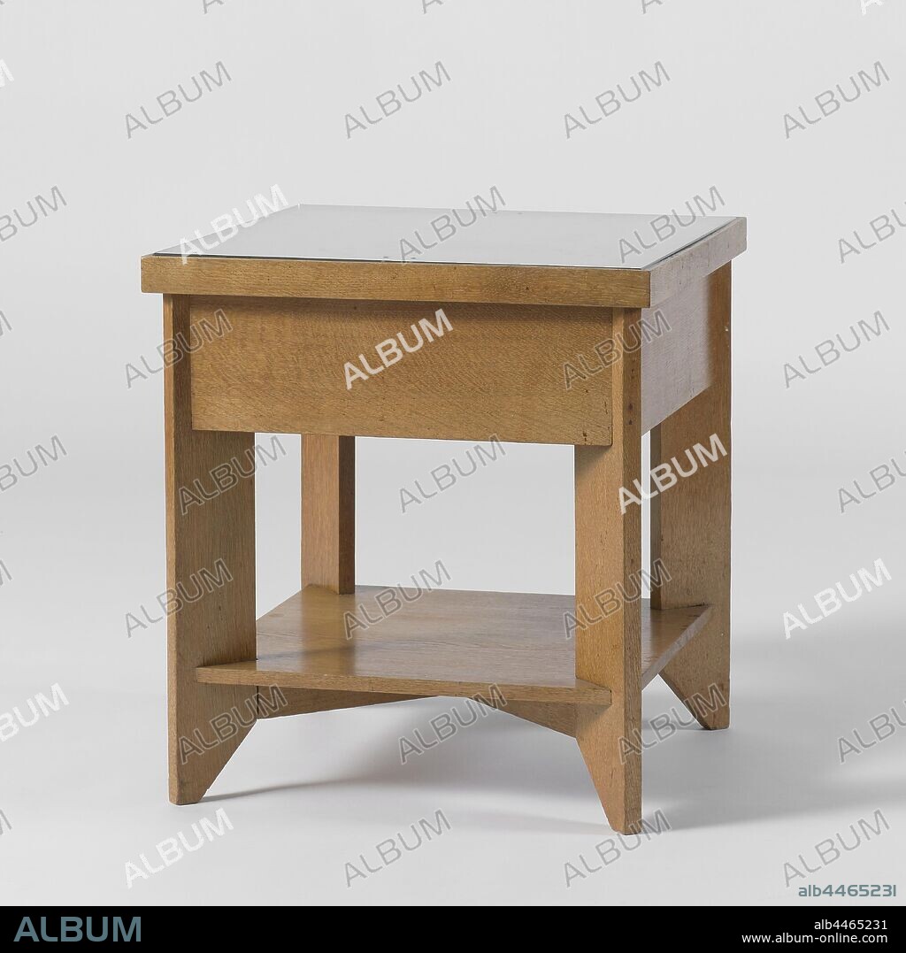Coffee table with glass plate resting on four angled legs, Coffee table of oak with a glass plate resting on four angled legs. The legs are rectangular in cross-section. Halfway between the legs is an intermediate leaf, at the top the legs are interconnected by means of broad lines on which the tabletop rests. The square table top has a raised edge with a glass plate with four holes in it., Hendrik Wouda, The Hague, c. 1924, oak (wood), glass, h 60.5 cm × w 55.0 cm × d 55.0 cm.
