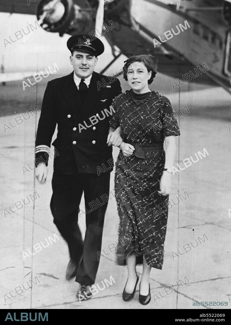 Mrs. Keith Miller, the Australian airwoman, photographed in London with her fiance, Flight-lieutenant John Pugh, who is pilot of an airliner. April 15, 1936. (Photo by London News Agency Photos Ltd.).