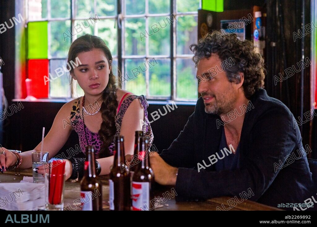 HAILEE STEINFELD and MARK RUFFALO in BEGIN AGAIN, 2013, directed by JOHN CARNEY. Copyright EXCLUSIVE MEDIA GROUP.