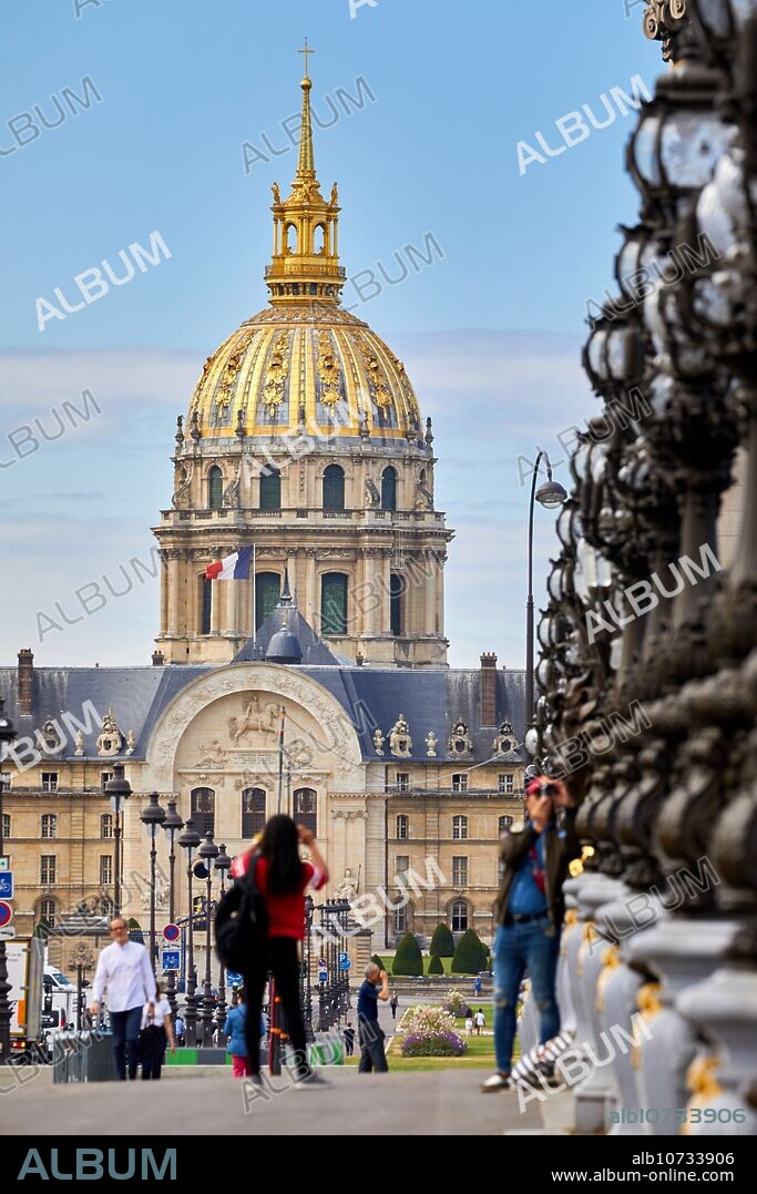 Pont Alexandre III, Hôtel des Invalides, Paris, France.
