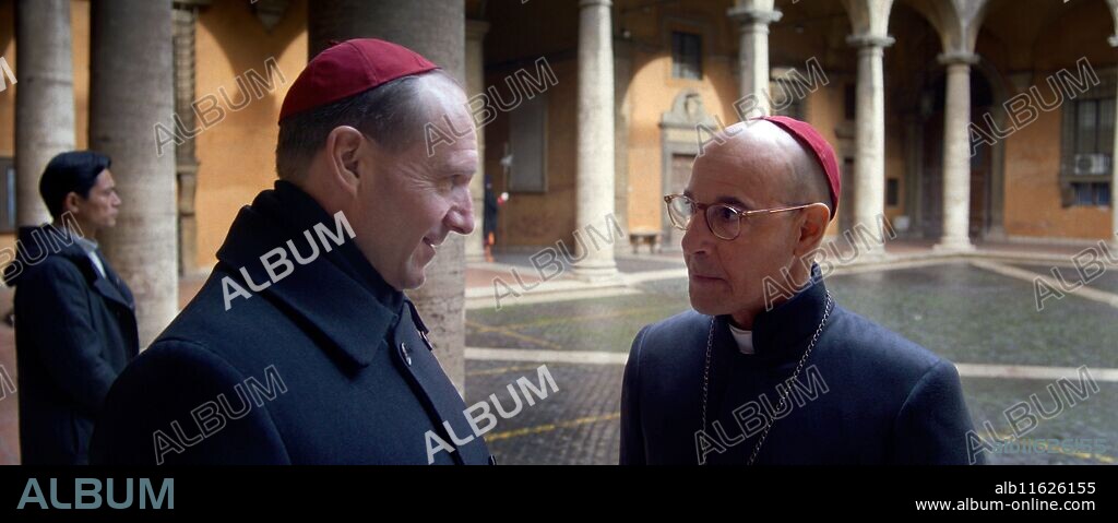 RALPH FIENNES y STANLEY TUCCI en CONCLAVE, 2024, dirigida por EDWARD BERGER. Copyright FILMNATION ENTERTAINMENT.