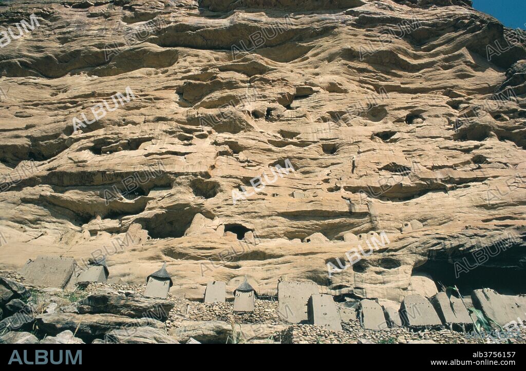Dogon cliff houses and burial chambers, Irelli village, UNESCO World Heritage Site, Bandiagara escarpment, Dogon area, Mali, Africa.
