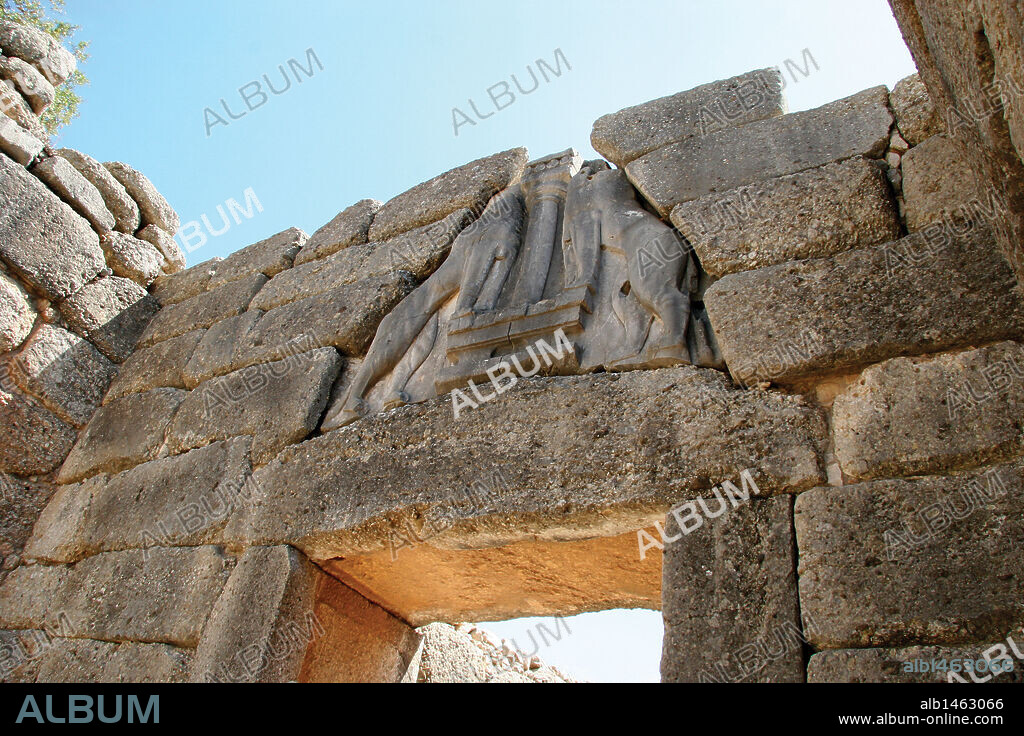 ARTE MICENICO. GRECIA. PUERTA DE LOS LEONES. (h. 1250 a. C.) Vista del dintel con el relieve donde se representan a DOS LEONES ACEFALOS, enfrentados heráldicamente a una columna elevada sobre unas banquetas, enmarcado en un triángulo de descarga. Esta puerta daba acceso a la ciudad fortaleza fundada en le II milenio. MICENAS. Provincia Argólide. Región Peloponeso.