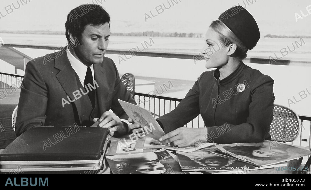 ARTURO FERNANDEZ y CARMEN SEVILLA en EL RELICARIO, 1970, dirigida por RAFAEL GIL. Copyright CORAL P.C.