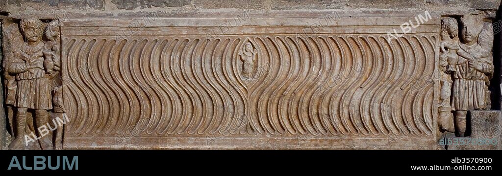 Sarcófago paleocristiano estrigilado, Siglo IV, Iglesia de Sant Feliu, Gerona, Cataluña, España.