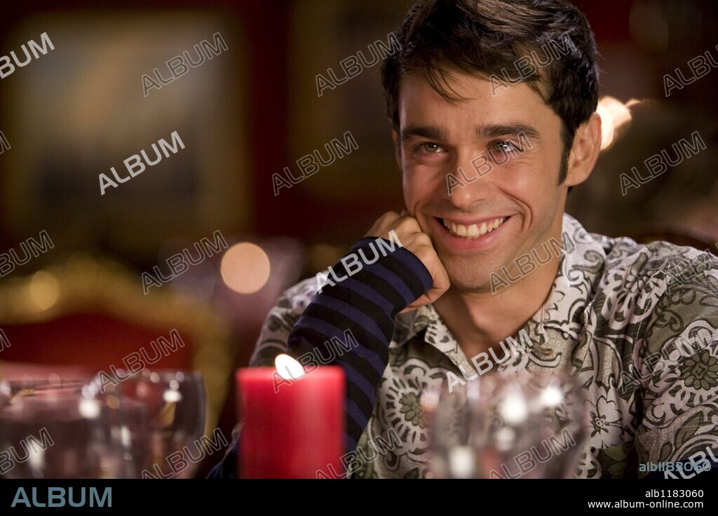 ALBERTO AMARILLA in FUGA DE CEREBROS, 2009, directed by FERNANDO GONZALEZ MOLINA. Copyright ANTENA 3 FILMS.