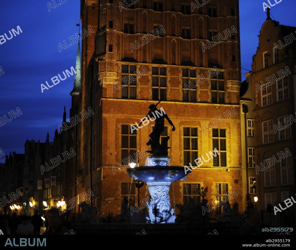 POLONIA. GDANSK. Fuente Neptuno, símbolo de la ciudad, a los pies del Edificio del Ayuntamiento (Ratusz), construido en el siglo XIV. Destaca su alta torre. Vista nocturna. Europa.