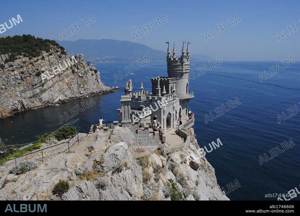 UCRANIA. REPUBLICA AUTONOMA DE CRIMEA. Vista del CASTILLO DE NIDO DE GOLONDRINA "Swallow's Nest".. Construido en 1912, en la cima de un acantilado con vistas al Mar Negro. De estilo neogótico su arquitecto fue el ruso Leonid Sherwood. Gaspra. Alrededores de Yalta.