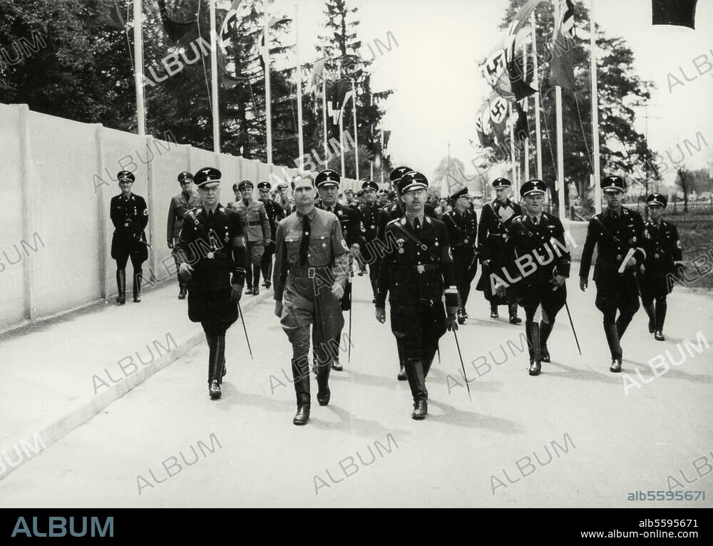 Himmler, Heinrich, Politiker (NSDAP), München 7.10.1900 - (Selbstmord) nahe Lüneburg 23.5.1945. Himmler (re) bei einem Besuch des Konzentrationslagers Dachau am 8.5.1936. An seiner Seite Rudolf Heß (Mitte) und Karl von Eberstein. Foto, 1936.