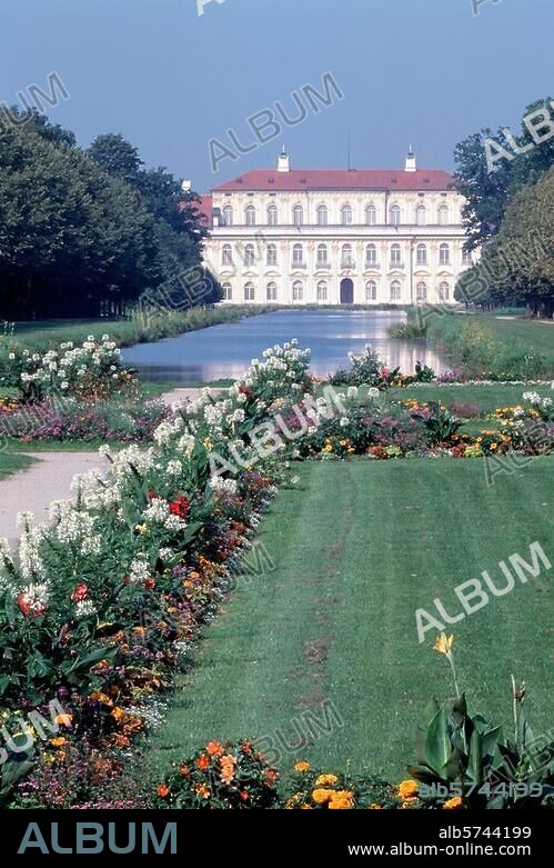 Schleißheim (Oberbayern), Neues Schloss. (1701 ff. erbaut unter Kurfürst Max Emanuel; Entwurf: E.Zucalli, ab 1719 J.Effner; Fassade 1819 klassizistisch vereinfacht von Leo von Klenze). Blick von Schloss Lustheim zum Neuen Schloss. Foto.